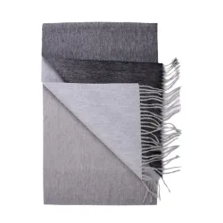 Ombre-scarf i grått med fransar