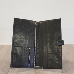 svart reseplånbok i skinn travel wallet med plats för kort pass biljetter rfid skyddas