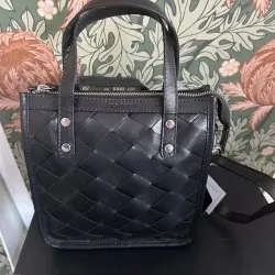 Flätad mini-shopper i svart skinn