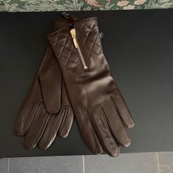 mörkbrun snygg damhandske i lammnappa med guldkedja snygg mörkbrun skinnhandske dam