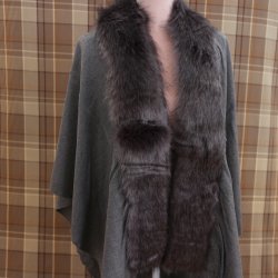 rea cape med fuskpälskrage i grå färg snygg poncho med päls grå elegant cape med fuskpäls