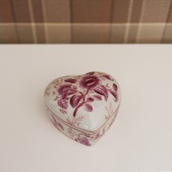 slottsinspirerande porslinsaskar hjärtformade gustaviansk stil rose garden
