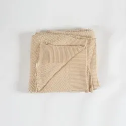 Beigetonad slät- och ribbstickad pläd, vikning som visar båda sidor