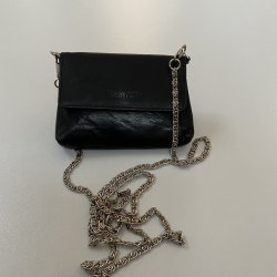 svart plånbok med axelrem liten nätt plånbok i skinn med silverfärgad axelrem kedja