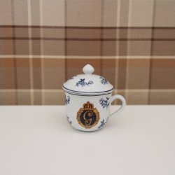 vacker creme kopp i gammaldags stil med kungligt monogram slottsinpirerad kopp handmålad krämkopp
