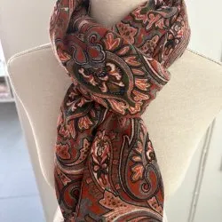 Paisleymönstrad ullscarf i rostiga toner