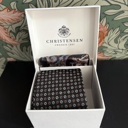 slips i box med näsduk siden svart medalion amanda christensen gentlemen old money style