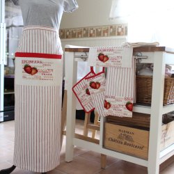 Apron Strawberry, half 90 x 90 cm