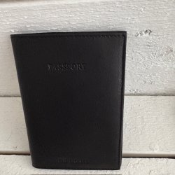 snyggt elegant passfodral svart matt skinn rfid skydd the monte