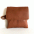 snygg handväska med prägling i cognac tan färg mjukt kalvskinn crossover lock o dragkedja handväska messenger