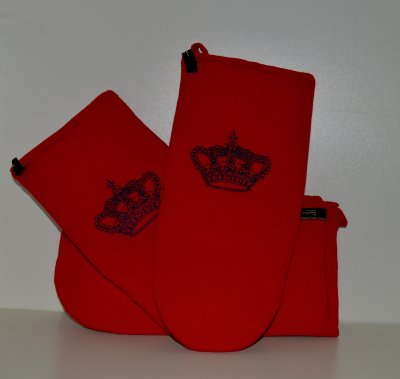 Zoom bild av röd grillvante med kunglig kungakrona i blått