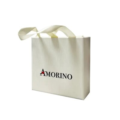 Zoom bild av eleganta små exklusiva örhängen