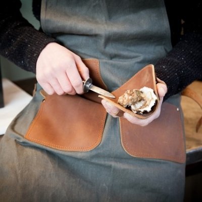 Zoom bild av presenttips ostronset kniv skinnunderlägg