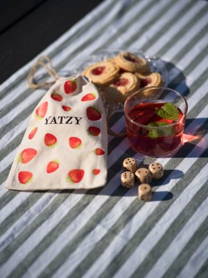 Zoom bild av Yatzy i tygpåse,Jordgubb