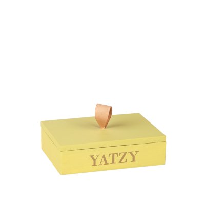 Zoom bild av yatzyy i tälåda somrig gul trälåda presenttips spel sommarspel