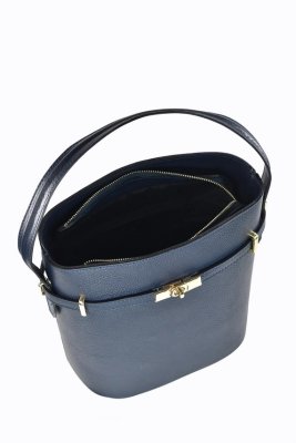 Zoom bild av old money bag navy italienskt modehus