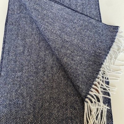 Zoom bild av fiskbensmönstrad halduk herr amanda christensen kunglig hovleverantör herr halsduk farsdag present