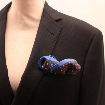 Zoom bild av Sidenduk 4 olika prickar för bröstficka 100% siden, Marin