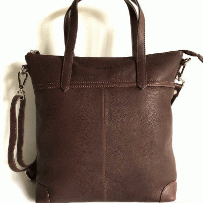 Zoom bild av nygg klassisk totebag i mjukt kalvskinn mörkbrun