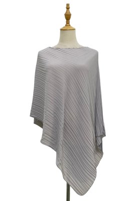 Zoom bild av plisserad poncho chiffong cover up över klänning sommar cape