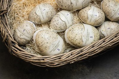 Zoom bild av minikartong med utsökta nougatägg kunglig hovleverantör påskpresnet företagspresent påskägg anställda