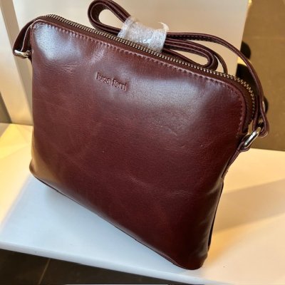 Zoom bild av clean snygg damväska handväska i skinn italienska skinnväska