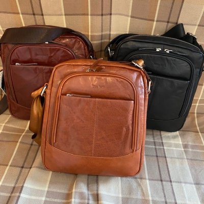 Zoom bild av snygg crossover unisex svart skinnväska