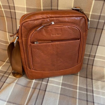 Zoom bild av crossover skinnväska unisex cognacsfärgat skinn