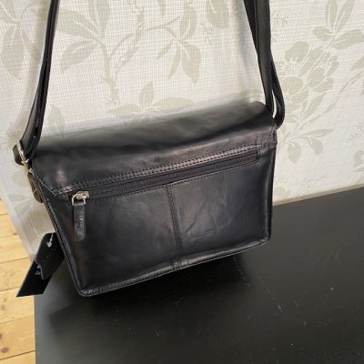 Zoom image of Shoulder Bag Classic women L.F, Medium Svart