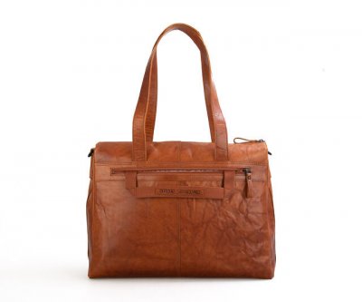Zoom bild av snygg skinnväska shopper med datorfack dam spikes & sparrows