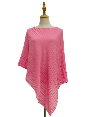 Zoom bild av plisserad tunn cover up chiffongsjal cape drapering över klänning i tunn chiffong cerise