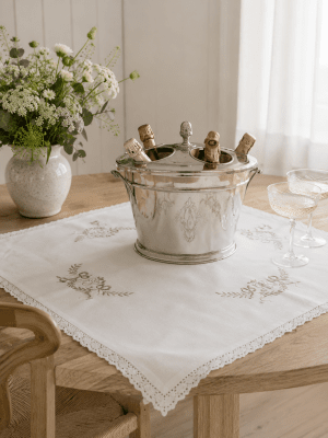 Zoom bild av Duk Monogram, 90 x 90 cm vit/beige