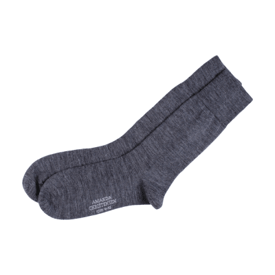 Zoom bild av ankelsocka strumpa kortstrumpa ull gråmelerad