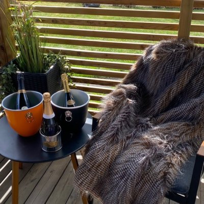 Zoom bild av vacker pläd konstverk stilfull exklusiv premium pläd för eleganta hem