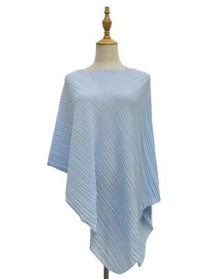 Zoom bild av plisserad tunn cover up chiffongsjal cape drapering över klänning i tunn chiffong ljusblå