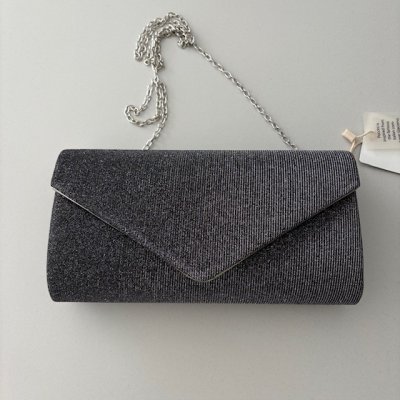 Zoom bild av snygg aftonväska mörkgrå glitter clutch kuvert modell med kedja silver