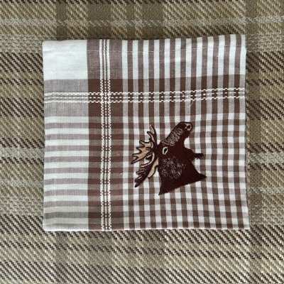 Zoom bild av tygservett älg rutig älg servett i tyg svensk design höstdukning älg