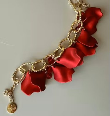 Zoom bild av statement smycken odahl armband fest röd silk löv
