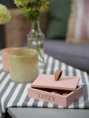 Zoom bild av ljusrosa yatsy trälåda sommar spel inredningsdetalj gå bort present sommar spel