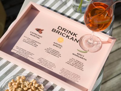 Zoom bild av rolig läccker somrig bricka med drinkrecept iträ