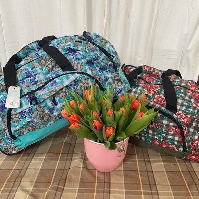 Zoom bild av sportig blommig bag i nylon på hjul tjej bag dambag