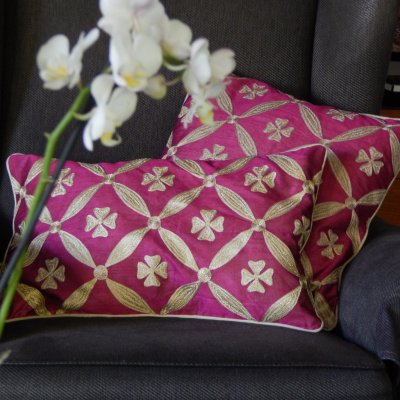 Zoom bild av Kuddfodral Versailles Cerise 30 x 50 cm