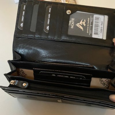 Zoom bild av svart skinnplånbok dam