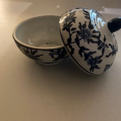 Zoom bild av Blå Fågel rund ask med lock