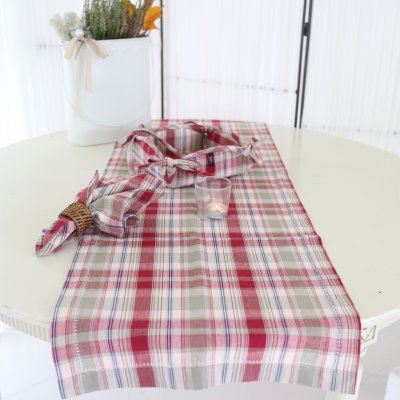 Zoom bild av rutig löpare vinröd linblomsgrön klassisk bordslöpare rutig hålsöm