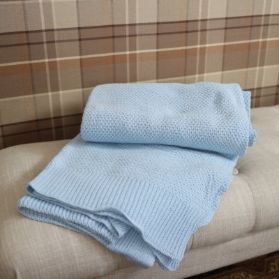 Zoom bild av stickad babyblå ljusblå pläd våfflad pläd ljusblå stickad pläd bomullspläd