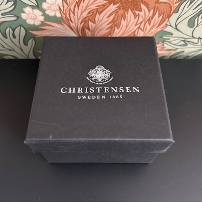 Zoom bild av fiskbensmönstrad slips med näsduk box amanda christensen paisley orange