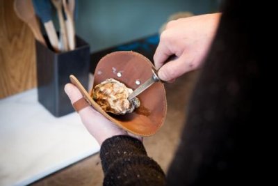 Zoom bild av ostronset kniv skinn handske