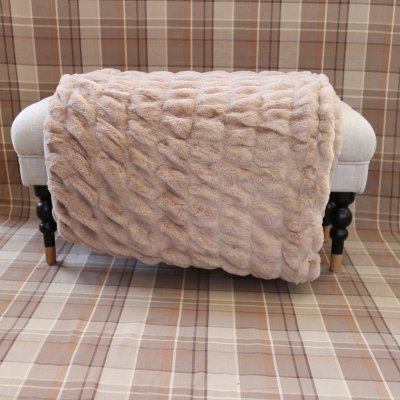 Zoom bild av bubblig struktur plädar med bubbel struktur i beige färg