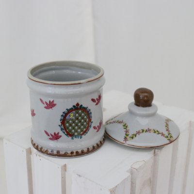 Zoom bild av vacker gammaldags förvaringsburk dekorativ porslinsburk med lock porslin